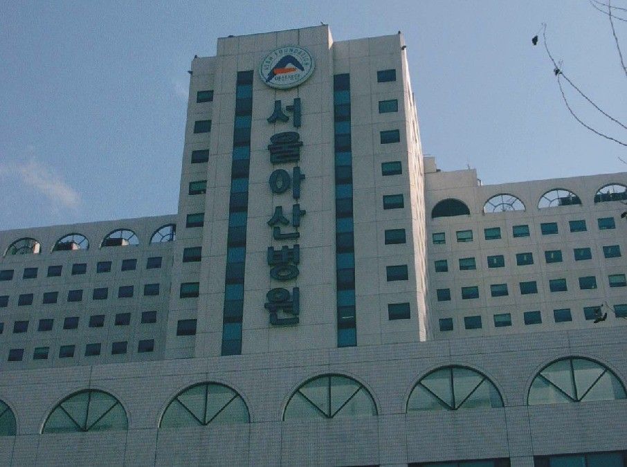 병원 건물 외벽에 세로로 설치한 서울아산병원 채널 문자